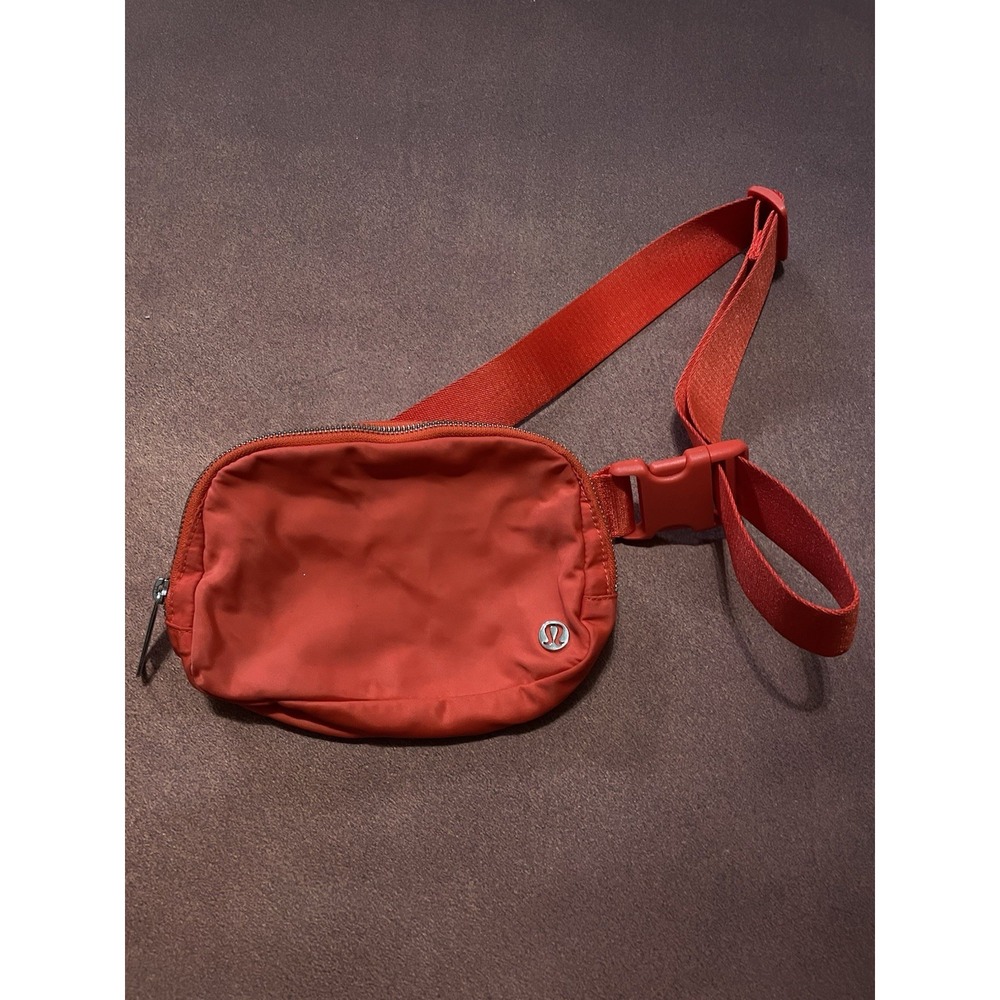 Lululemon Everywhere Women's Belt Bag Red Travel Hiking Comfort Running Small